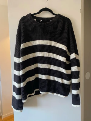 Svartvit randig stickad tröja XL - Använd fåtal gånger🤩