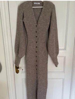 Adoore klänning  - Storlek 38 från Adoore! Den lilla storlekslappen är avklippt men har orderbekräftelse om man vill ha 💕