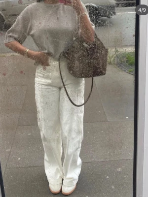 Jeanerica jeans - Vita jeans. Midwaist från Jeanerica. Originalrpris är 2200! Älskar dessa jeansen så himla coola. Passar både storlek 36 och 34. Storlek 27/34