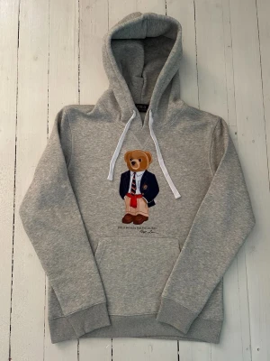Ralph Lauren polo bear hoodie herr storlek XS - Hej! Säljer denna riktigt schyssta polo bear hoodie från Ralph Lauren. Den är i storlek M men sitter väldigt litet och passar därför som en XS. Den är endast använd någon enstaka gång och är därmed i ett nyskick. Original lappar och påse finns kvar och medföljer naturligtvis vid köp. Jag fraktar alltid snabbt! Mvh