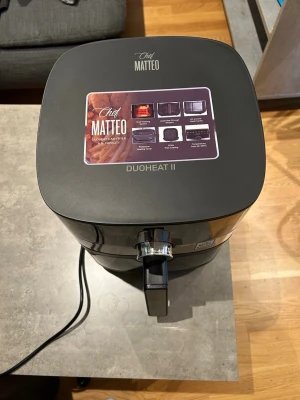 Chef Matteo DuoHeat II Airfryer - Säljer min airfryer som jag aldrig använt, däremot har jag packat upp från förpackningen. Skickar med 50st bakplåtspapper för airfryern.   1798:- nypris  Fråga mig gärna om du har några funderingar!  Specifikationer:  Dubbelt värmesystem – ingen skakning eller vändning av maten krävs Effekt 2000 W Kapacitet 6,5 L Dubbla värmeelement 11 förinställda program för enkel matlagning Brett temperaturintervall 40–230 °C – även för torkning PFAS-fri beläggning för säker matlagning