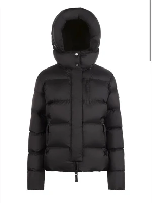 cedrico jacka  - Säljer denna mörk bruna cedrico jacka, nyskick, använd fåtal gånger, inga defekter, nypris 6000kr och slutsåld 🥰 pris går att diskutera