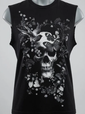 Svart längre topp med avklippta ärmar / linne. Döskalle tryck. Mjuk viskos. Strlk: XS-SMALL. Gina Tricot. - Svart längre topp med avklippta ärmar / linne.  Gina Tricot.  Döskalle tryck, även fåglar och fjärilar i trycket. Mjuk viskos. Strlk: XS-SMALL. Skyltdockan visar ungefär hur den ser ut på.