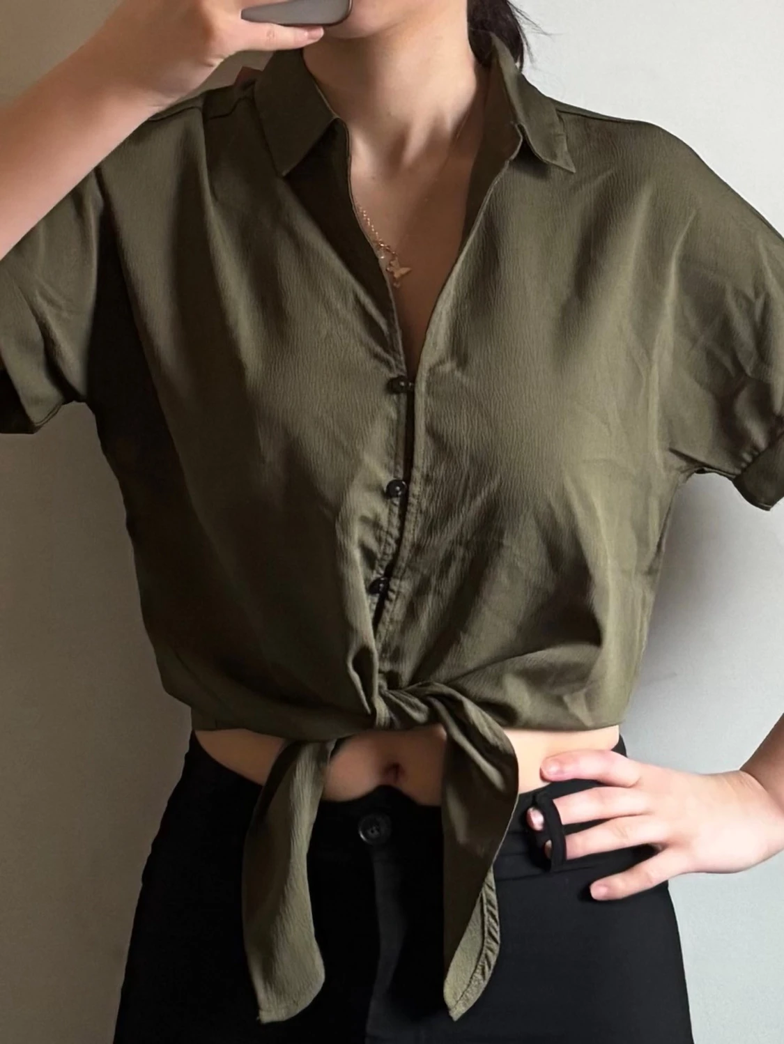 Olivgrön croppad blus med knyt