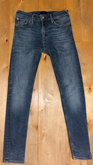 Junk De Luxe slim fit jeans - Snygga mörkblå slim fit jeans från Junk De Luxe. Schysst och kvalité rikt märke som får en sticka ut!🤩 Perfekt tvätt som ger textur. Skick: 9,5/10 Inga tecken på användning. Nypris: 1 400 kr 💵Skriv vid någon form av fråga!