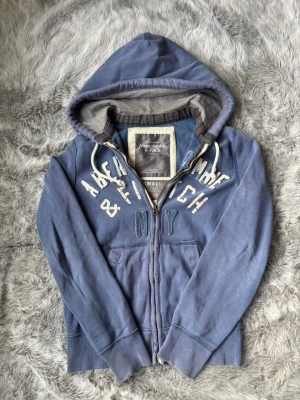 Abercombrie&Fitch Hoodie - Säljer denna sällsynta och mycket eftertraktade Abercrombie & Fitch hoodie | Storlek S | Mycket bra skick | Vid eventuella frågor hör gärna av dig och erbjuder bra pris vid köp av bundle 😁✅