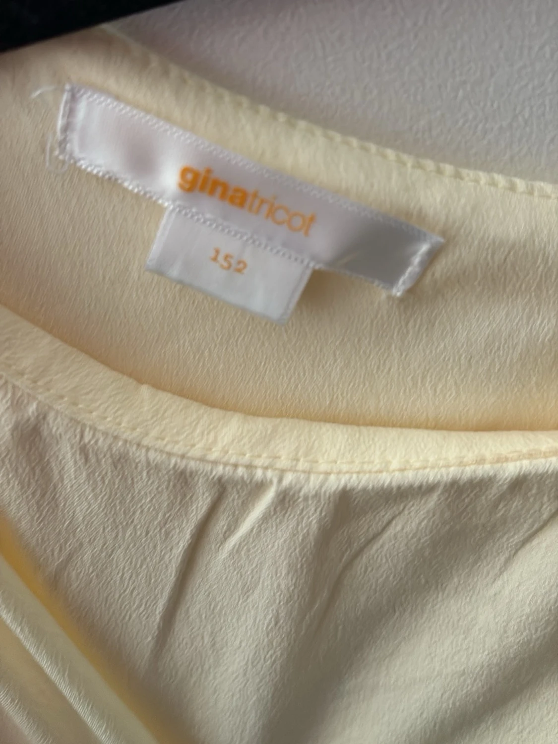 Ljus gul klänning med volanger från Gina Tricot  - 2