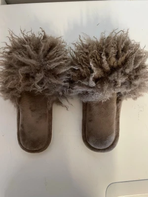 Fluffiga inneskor  - Mjuka sköna innetofflor 