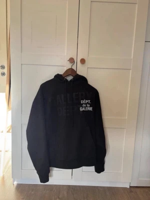 Gallery dept - Säljer en riktigt fet gallery dept hoodie i storlek S men passar även M. Hoodien är i nästan nytt skick, endast använd ett fåtal gånger
