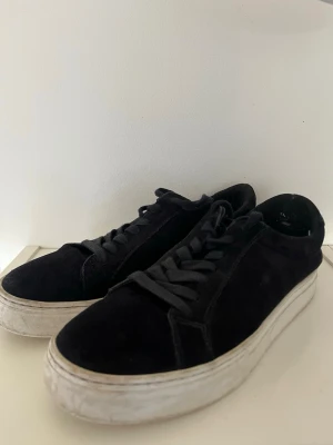 Mörkblåa vagabond sneakers - Mörkblåa vagabond sneakers med klassisk låg profil och tjock vit sula. Säljer för de inte passar mig längre. Kan gå ner i pris vid snabb affär.                - nypris 1400kr. 
