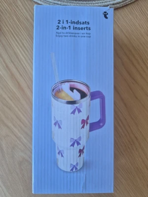 2-i-1 insats till mugg - Säljer en smart 2-i-1 insats till mugg som gör att du kan dricka två olika drycker samtidigt. Insatsen är i plast och har en ljusrosa och lila färg. Perfekt för dig som vill ha variation i samma kopp.