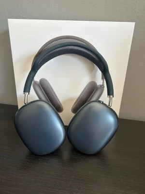 Airpods Max - Säljer ett par riktigt schyssta Airpods Max. Perfekta för dig som vill ha premiumhörlurar från Apple utan att betala fullpris. Passar till pendling, gym och allt kring det vardagliga livet.  Skick - Mycket bra - sparsamt använda, inga repor eller skador. Färg - Midnight blue  Funktion - ANC, transparency mode, batteri m.m Ingår - Hörlurar, laddare, box osv
