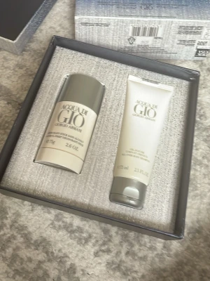 Acqua di Giò presentset från Armani - Snyggt presentset med Acqua di Giò från Giorgio Armani. Setet innehåller en deodorant stick och en duschgel, båda i stilrena silverfärgade förpackningar. Perfekt för dig som gillar fräscha och klassiska dofter. Materialet är plast med metallic finish. Helt ny, ingen användning 