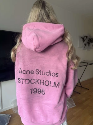 Acne hoodie - Helt ny med lappar storlek S (oversize), 1-3 dagars leveranstid, modellen är 166 cm lång!