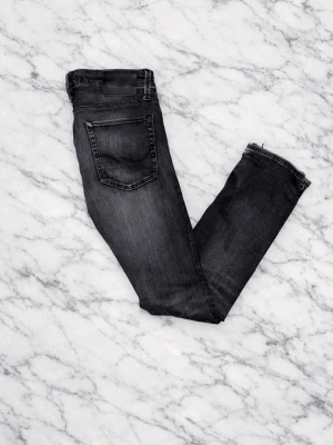 Jack & Jones jeans  - Säljer nu dessa feta jeans från Jack and Jones i modellen slim Glenn i denna feta gråa färgen. Dem är i storlek 27/30. Hör av er vid frågor och pris kan diskuteras 🙌