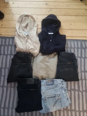 Bulk,nudie mm - Bulk säljes! -Beige kashmir hoodie alqvist clothing xxs(lite större enligt mig) -Mörk blå zip hoodie från ryvls,storlek xs -2 st likadana nudie jeans par 26/32 ena paret ny skick med tag medföljer,andra lite använd men också nyskick -Nudie jeans 32/32 svart -Ljusblå dondup w35 med slitningar(baggy) alla plagg kan också säljas enskilt 999kr(diskuterbart)