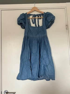 Jeansklänning  - Jeansklänning med knytning- och öppen rygg 