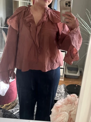 Blus från H&M - Blus från hm som är väldigt stor och puffig 