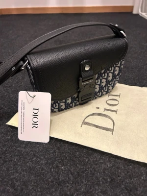 Mini saddle bag herr  - Helt ny väska. Skicka meddelande vid frågor. Kolla även in mina andra annonser.