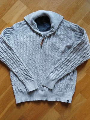 Quarter zip INDICODE - Hej! Säljer en grå quarter zip ifrån märket indicode. Passformen är bra men är lite för kort för att vara large så passar bäst för de med  medium. Skriv gärna frågor om ni har några!🤗