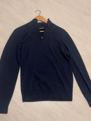 John Henric zip - Half zip ifrån john henric merinoull. Inga defekter på den och hur snygg som helst. Hör av dig om de e något du undrar. Köptes för 1000