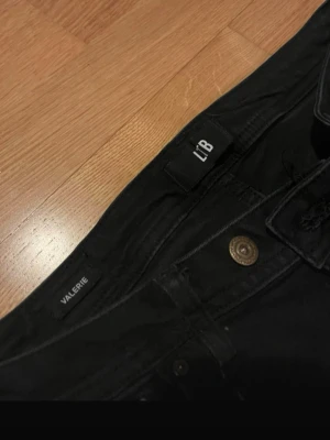 Svarta bootcut jeans från LTB - Säljer ett par MÖRKBLÅ bootcut jeans från LiB, modell Valerie. Jeansen har utsvängda ben. Använda ett fåtal gånger💕