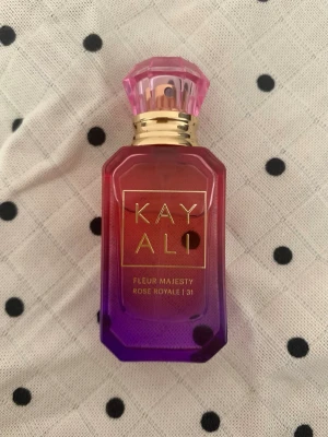 Kayali Fleur Majesty parfym  - Kayali Fleur Majesty Rose Royale 31 är en lyxig parfym i en elegant glasflaska. Huvuddofter är saftigt päron, ros och violdoftande trä. 10 ml, endast testad.