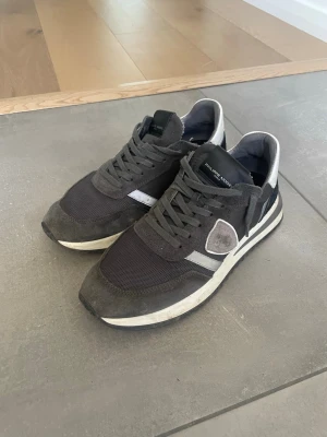 Philippe Model gråa trainers - Bra skick men lite slitningar på reflexet. Knappt använda! Hör av er vid frågor!