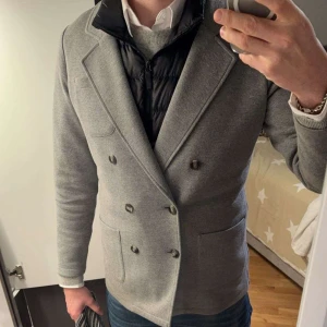 John Henric Jacka - John Henric kavajjacka som är använd 2 gånger. Nyskick. Säljs ej längre, väldigt sällsynt. Storlek M (Passar dock Small bättre) Angivet pris gäller.