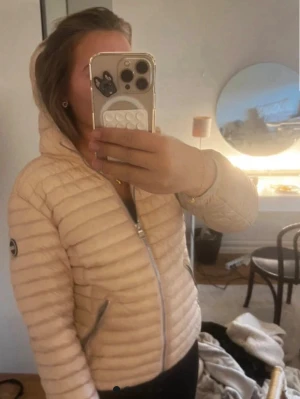 Snygg colmar jacka  - Snygg fräch ljus rosa colmar jacka. Som inte kommer till andvändning längre.