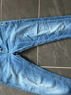Dondup jeans  - Det är ett par mörkblå Dondup jeans i modellen Ritchie och i storlek 32 perfekta nu för sommaren och jag säljer dem till ett bra pris på grund av att de är för små för mig