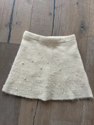 Vit ullkjol med pärlor från Zara - Supersöt vit kjol från Zara. Passar bra till en T-shirt/topp eller en stickad tröja!🌸☀️🤩