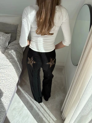 Svarta jeans  - Svarta lågmidjade jeans. Detaljer där bak på fickorna. Storlek 36 från Design by si