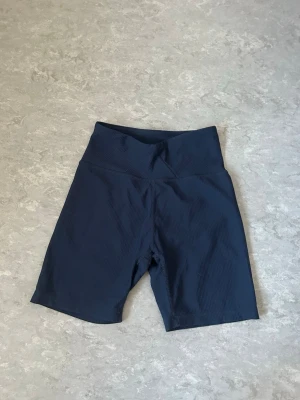 Mörkblå tränings shorts  - Säljer mina tränings shorts då dom inte används eller passar längre. Inte mycket använda. XS/S