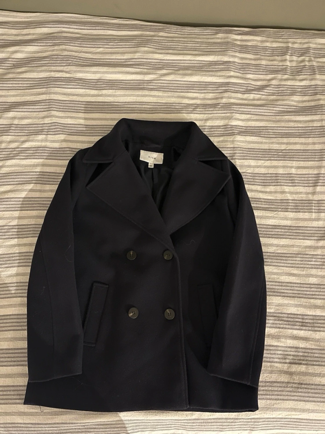 Marinblå dubbelknäppt kappa Vila