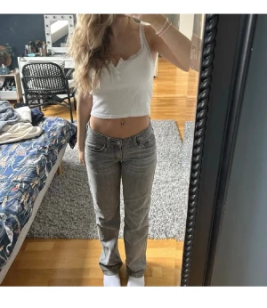 Weekday jeans  - Säljer ett par grå jeans med rak passform och låg midja.