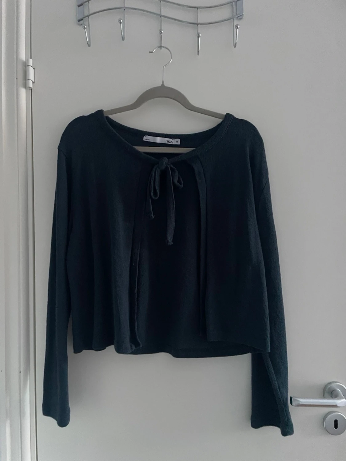 Svart långärmad topp med knyt