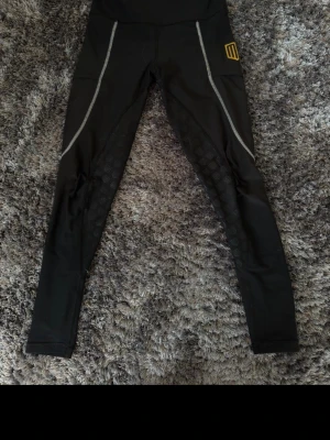 Maya delorez Svarta ridbyxor  - Skit fina byxor! Litet hål på knäet men annars superfina! Stl 3xs. 