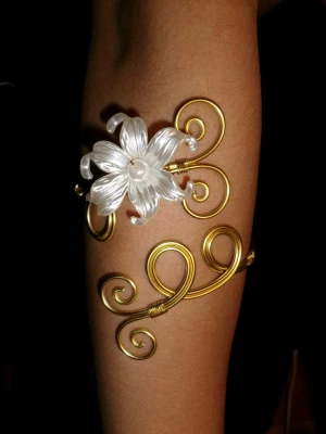 Armcuff  - Finns både i silver och guld💞 Lättböjd material som är enkel att justera. Vid osäkerhet, skriv gärna din till mig din omkrets på armen🥰 Jag gör även customs!