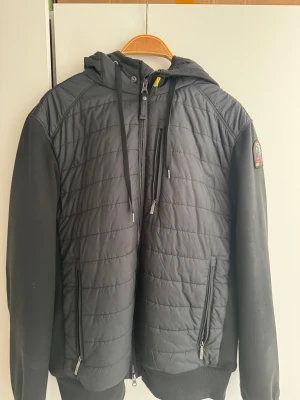 Fleece n puffer parajumpers jacka - Jackan är i bra skick , har inga defekter och är super bekväm att ha på sig, dessutom är den skitsnygg. Anledningen till salu är att den är för stor på mig just nu. 0706697918 är min Swish .
