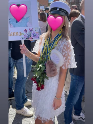 Studentklänning - Säljer nu min älskade studentklänning! Endast använd en gång och är i jättefint skick 💕Nypris 999kr men mitt pris kan diskuteras 