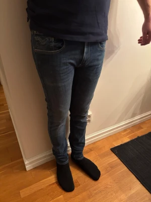 Blå Jeans Replay - Tjena! Säljer ett par schyssta Replay jeans. Dom är i mycket bra skick och knappt använda. Strl: 31! | Tveka inte att fråga något!