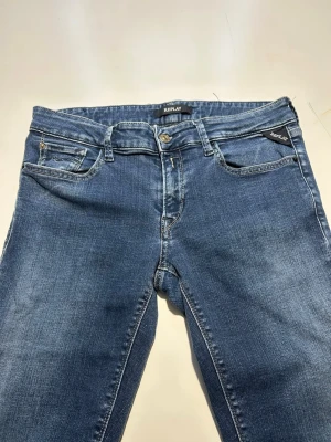 Replay Jeans Luz Slim Fit W29/L30 - | Replay Jeans | Luz | W29/L30 | Slim fit | Bra Skick | 399kr | !!Ett litet hål i benet (se sista bild) ingenting man varken märker av vid användning eller tänker på!! För övrigt är jeansen i mycket bra skick👏 | Storleken är W29/L30 men passar även W28. | Midja: 37cm, Ytterbenslängd: 95cm, innebenslängd: 74cm. | Kan gå ner i pris vid snabb affär!🤝| Skriv vid minsta fråga eller fundering🤩🙌