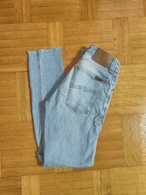 Nudie Jeans  - Nudie jeans för kvinnor till salu. Väldigt bra skick utan några skador/slitningar.          Storlek Waist 25 / Lenght 30, Modellen är Skinny Lin.  Hör av er vid intresse/frågor.                       PRIS KAN DISKUTERAS!
