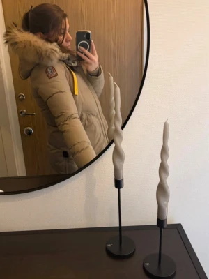 Parajumper dam - Beige parajumper dam jacka i superfint skick. Köpt på Lantans outlet, nypris 8.999kr. Äkta! Aldrig kommit till användning tyvärr. Storlek S. Prislappar och extra märke samt knapp medföljer.  Rökfritt hem 🤎