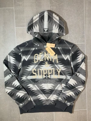RLDS Aztec Hoodie - Brane new  - Helt ny hoodie från denim & supply, kommer med tags och storlek S!                                                                                            Längd (ej luvan) 58 Bredd (över bröstet) 62 Ärmlängd (från axeln) 65