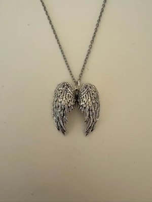 Änglavingar  - Halsband som inte är i äkta silver/guld. Kedja är oftast 50cm men kan ibland komma i 45cm. Kedja är rostfritt stål, berlock oftast i zinklegering men kan även det i vissa fall vara rostfritt stål. Be gärna om mått på berlock om detta är viktigt då bilderna är missvisande när det gäller hur stora dom är! 🌹❤️  säljer av alla mina smycken nu som jag och dottern gjort. Vill man se fler än dom jag har utlagda är det bara att skriva, även om man vill köpa berlocker/ hopringar.  Bud accepteras inte 🥰🌹