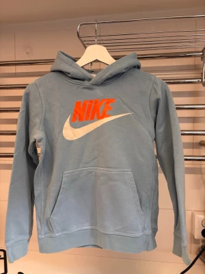 Ljusblå hoodie från Nike - Ljusblå hoodie från Nike, storlek M (barn). 