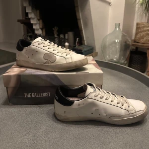 The Gallerist-Milano black heel  - Fräscha The Gallerist skor som är använda 4 gånger då dom var för små. Skorna säljs inte längre och det är svåra att få tag på dom. Skorna luktar fortfarande nya och är i toppskick, sulan ser helt orörd ut. Hör av er vid frågor och funderingar!🗽