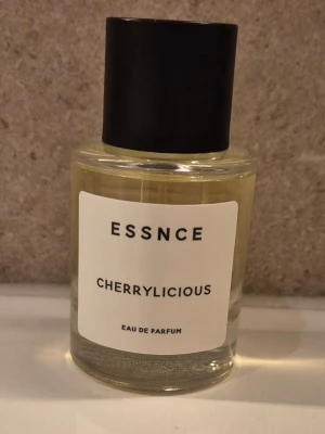 ESSNCE Cherrylicious Eau de Parfum - ESSNCE Cherrylicious Eau de Parfum 50 ml, endast diftad på.